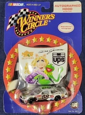 De colección Dale Jarrett #88 UPS Muppet Show 25 años Miss Piggy y Kermit 2001 1:64  Foto 1 de 4