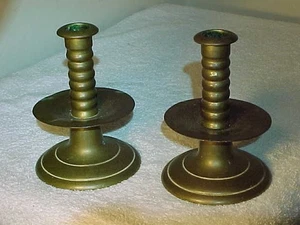 Par de candelabros bobeche con base de trompeta de latón holandeses o ingleses - Imagen 1 de 4