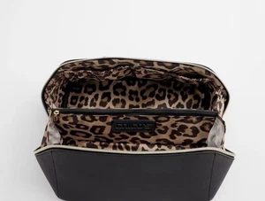 Estuche de viaje Chicos nuevo con etiquetas - Estampado de leopardo en el interior - venta al por menor $39.50 muchos bolsillos interiores - Imagen 1 de 11