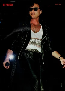 Vintage GEOFF TATE MAGAZIN PINUP SEITE Lederhose Sonnenbrille Queensryche Druck Anzeige - Bild 1 von 1