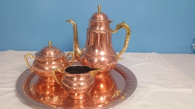 Teeservice aus Messing und Kupfer auf einem Tablett - Bild 1 von 4