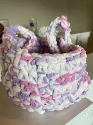 Cesta de Pascua de ganchillo, rosa pastel/púrpura/blanco hecha a mano nueva Foto 1 de 4