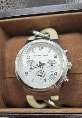 Reloj de cuarzo Michael Kors MK4263 para mujer de acero inoxidable analógico esfera plateada Foto 1 de 4