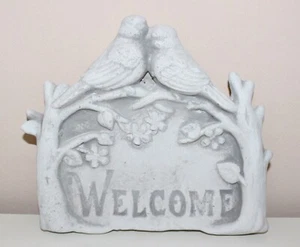 Beton Deko Figur "Welcome" Schild mit Vögel und Blumen H 18 cm Dekofigur Eingang - Bild 1 von 4