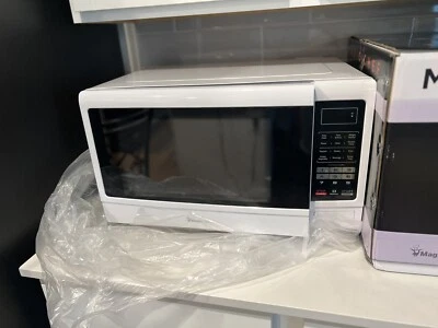 MAGIC CHEF MCM1611W 1.6 Cubic-ft Countertop Microwave (White) - Image 1 of 4