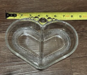 Plato de caramelo de vidrio de depresión transparente en forma de corazón Art Deco - Imagen 1 de 3