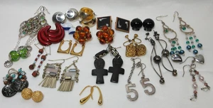 VINTAGE TO NOW LOT OF EARRINGS MULTI COLORED GOLD & SILVER TONE #24 - Picture 1 of 10