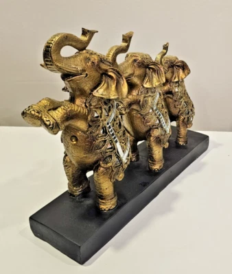 ¡Elefantes! - 3 elefantes reflectantes dorados y espejados de pie sobre base de madera negra. Foto 1 de 4