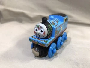Thomas und seine Freunde Panzer Lok Holzeisenbahn Zug Schlamm bedeckt Thomas 2003 - Bild 1 von 6