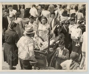 Vendedor de muñecas PERUANAS en el mercado de vacaciones Navidad c.1940 foto de prensa - Imagen 1 de 2
