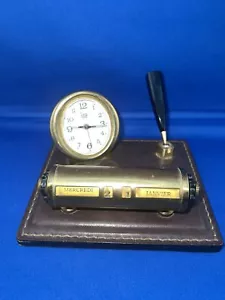 Vintage Deutschland Schreibtisch Messing ewiger Kalender mit Uhrstift Halter Leder - Bild 1 von 9