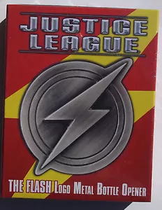 DC JUSTICE LEAGUE. ABRIDOR DE BOTELLAS DE METAL CON LOGOTIPO THE FLASH. IMANES EN LA PARTE POSTERIOR. Nuevo en caja - Imagen 1 de 2