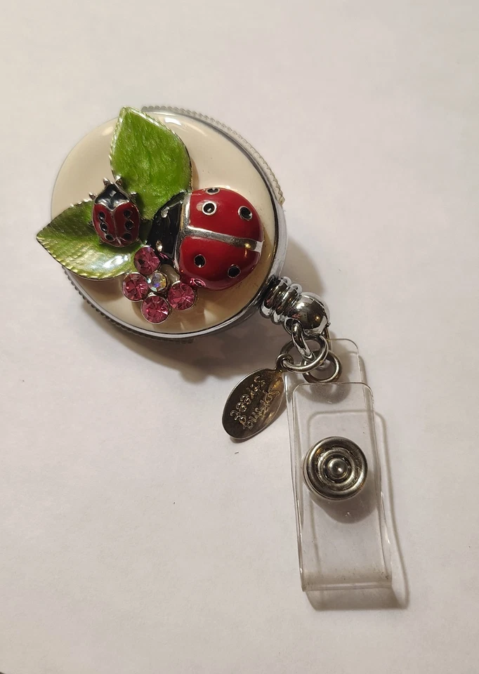 Delicado soporte de insignia retráctil Ladybug - etiqueta de cordón de carrete de insignia - clip de identificación de trabajo Foto 1 de 4