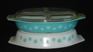 PYREX - 1 1/2 QT.  White & Turquoise SNOWFLAKE Divided Casserole, Lid Set -3 pc. - Picture 1 of 11