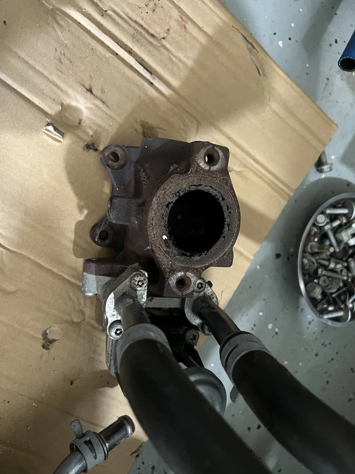 Válvula L5P EGR para GMC/Chevy 2500 3500 HD (12679965) OEM - USADA Foto 1 de 1