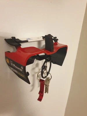 PORTACHIAVI DA PARETE STILE FERRARI F1 SF24 -DA COLLEZIONE - DRS FUNZIONANTE - Immagine 1 di 4