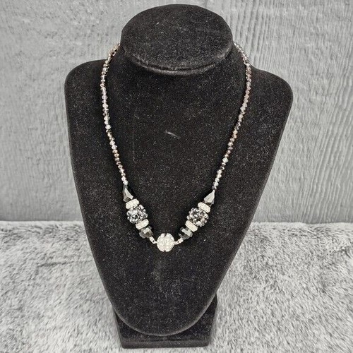 VETEMENTS Collana con ciondolo strass magnetico bianco e nero scintillante grosso gotico perline