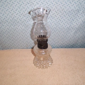 VINTAGE DIAMOND POINT HOUR GLASS SHAPED MINNIE HURRICANE OIL LAMP 8" tall - Picture 1 of 10