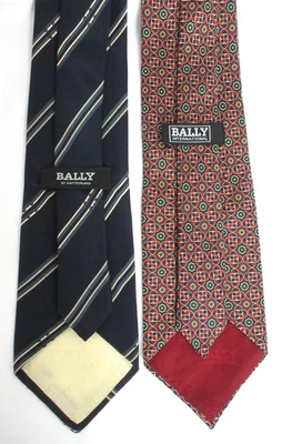 Par de gravatas geométricas masculinas Bally of Switzerland listras de seda azuis vermelhas em excelente estado usado - Imagem 1 de 3