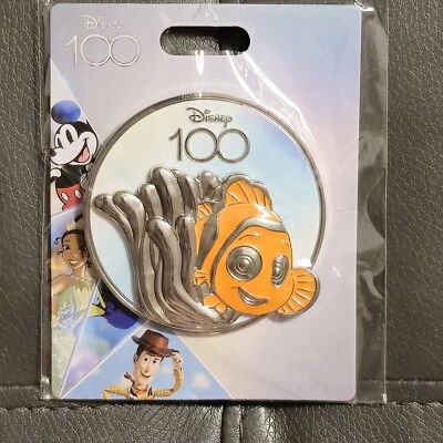 Disney 2023 PALMA Rosa A La Mode 100 Años de Maravilla NEMO LE 300 Prendedor Nuevo En Tarjeta Foto 1 de 4