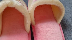Ladies Slippers, Pink/Beige Mules with Piggie Logo, Soft Faux Fur, Size 5 - Picture 1 of 5