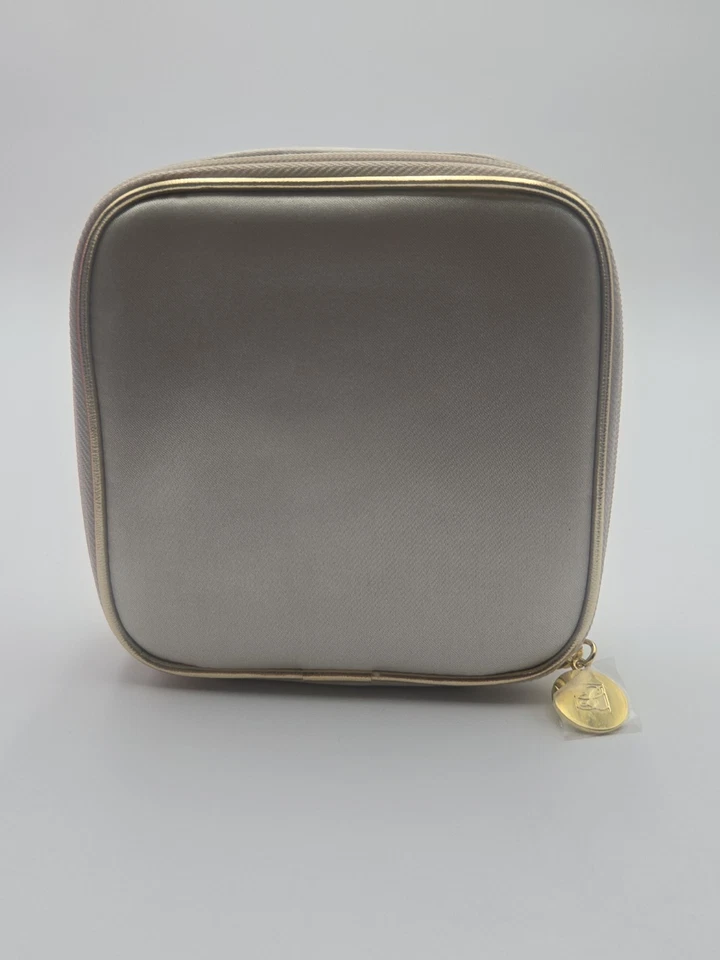 Estuche de viaje cosmético con cremallera dorada Estée Lauder cuadrado tocador bolsa de maquillaje acabado satinado Foto 1 de 4