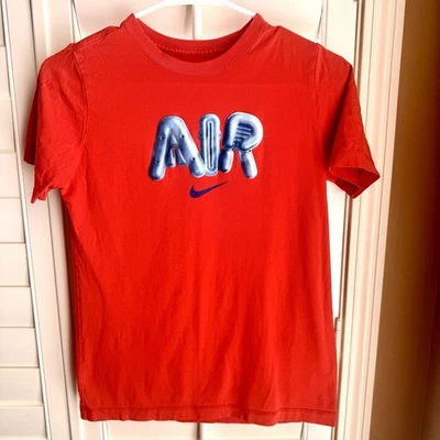 Nike Niños Rojo Gráfico Camiseta Juvenil Grande Globo de Aire Logo Camiseta Atlética Foto 1 de 4