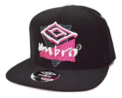 Gorra de fútbol Umbro ajustable con logotipo retro negra con tirantes y billetes planos  Foto 1 de 4