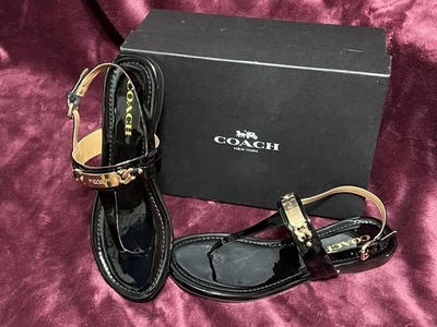 Sandalias COACH Caterine de charol negro con correa en T planas 7B Foto 1 de 4