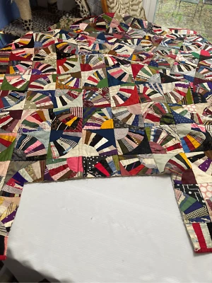 Antiguo Edredón Loco Hecho a Mano Retazos Piezas Cosido a Mano CORTE DAÑADO LEER Foto 1 de 4