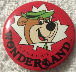 Canada's Wonderland Yogi Bear 1980 Hanna-Barbera - Vintage Pinback Pin Button 2" - Imagen 1 de 2