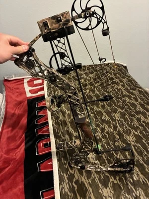Mathews Heli M Bow With Case, Sight, Matching Mathews Quiver, Two Stabilizers - Image 1 of 4