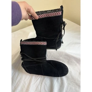 TOMS Size 7 Nepal Black Suede Moccasin Boots Faux Shearling Lining Chevron Aztec - Picture 1 of 12