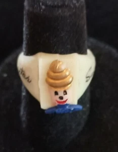 Vintage Mister Mr Softee Eis Premium Spielzeug Kunststoff Ring Promo Neu aus altem Lagerbestand neu 1950-60er - Bild 1 von 7