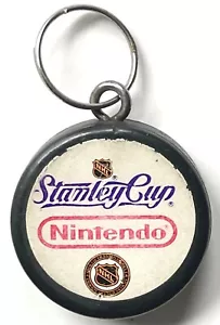RARO PORTACHIAVI VINTAGE 1993 NINTENDO STANLEY CUP NHL PROMOZIONALE HOCKEY PUCK - Foto 1 di 6