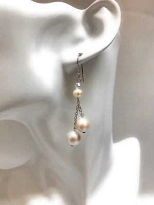 Pendientes colgantes de perlas blancas y cristales de agua dulce en plata de ley Foto 1 de 4