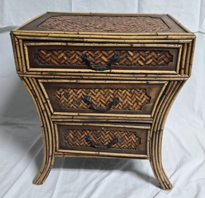 Mesita de noche boho chic de 3 cajones de mimbre y bambú marrón de la década de 1980 de colección Foto 1 de 4