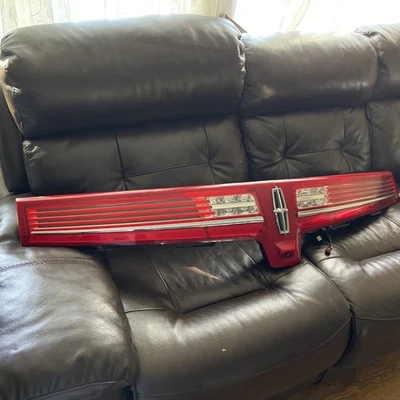 Lincoln MKT 2010 a 2019 maletero panel de luz trasera central cámara OEM BE93-13B433-A Foto 1 de 4