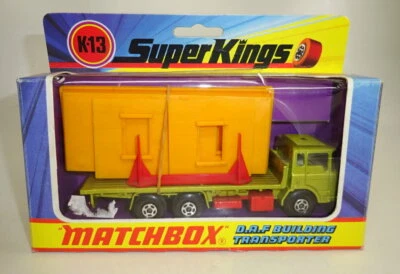 Matchbox Superking K-13 DAF Building Transporter grünmet. rote Bpl. in Box - Bild 1 von 4