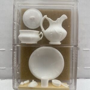 Dollhouse Miniature Chrysnbon Chamber White Pot Set