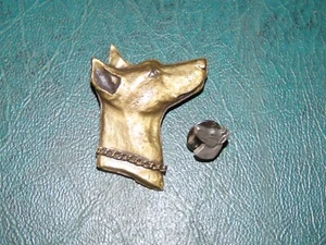 2 DOBERMAN PINSCHER PINS BRASS BROOCH & 1983 RAWCLIFFE PEWTER HAT PIN - Picture 1 of 2