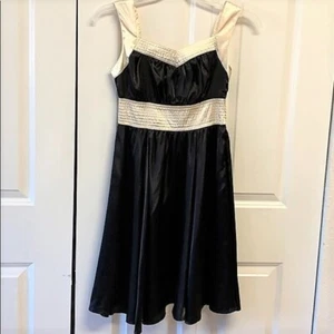 Charlotte Russe Black White Wide Strap Knee Length Flare Dress Jr Size 3 NWT - Picture 1 of 6