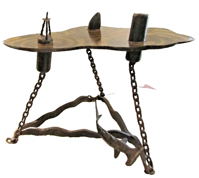 Mesa de hierro trípode con temática náutica brutalista holgada firmada inusual alrededor de 1960 Foto 1 de 4