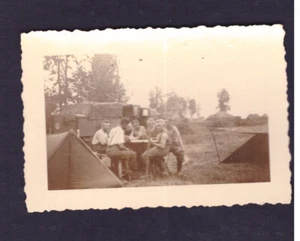 Fotografia Foto WW2  Soldati Tedeschi Giocano a Carte KK21 - Picture 1 of 1