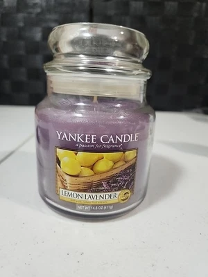 Tarro mediano YANKEE CANDLE limón lavanda vela, 14,5 oz púrpura  Foto 1 de 4