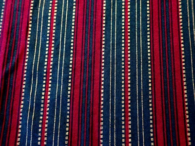 Tecidos Peter Pan Natal vermelho e verde com listras metálicas douradas tecido BTY - Imagem 1 de 4