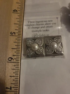 Brighton Kurtisane Anhänger für Sonnenbrille silberfarbene Kunstperlen neu in Verpackung - Bild 1 von 3