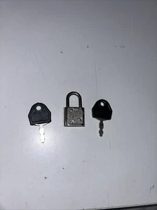 Vintage  Novelty Vending Mini Padlock Luggage with 2 keys - Bild 1 von 3