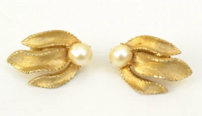 Pendientes de clip Lisner de colección tono dorado hoja imitación perla cepillada texturizada firmados Foto 1 de 4