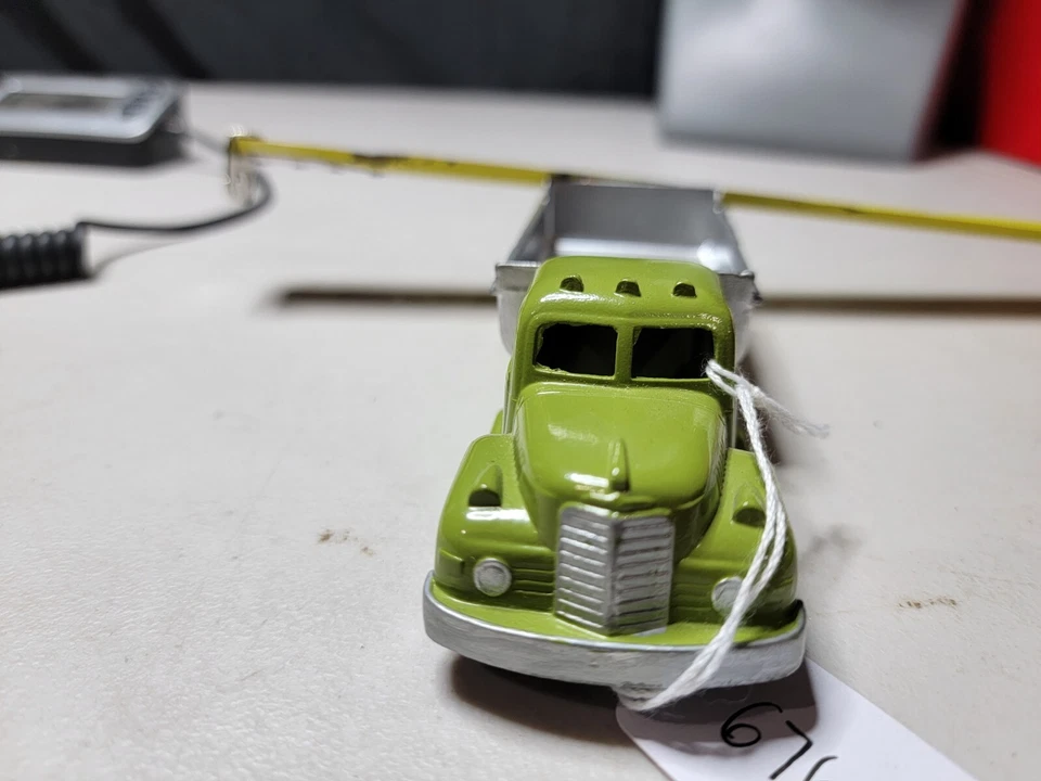 Camión de volteo TTb2 #676 International K5 Tootsietoy plateado y verde 6" repintado  Foto 1 de 4